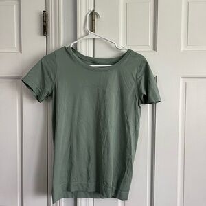Lululemon swiftly tech tee in sage green color, size 6